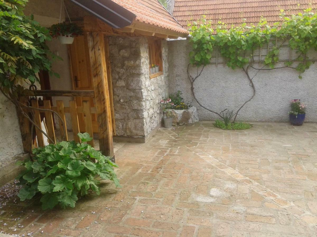Latin Hotel Plaški Eksteriør billede